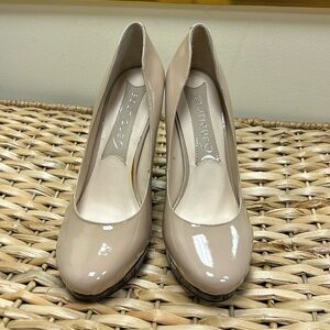 New in box Boutique 9 nude/gray patent leather chunky heels size 8